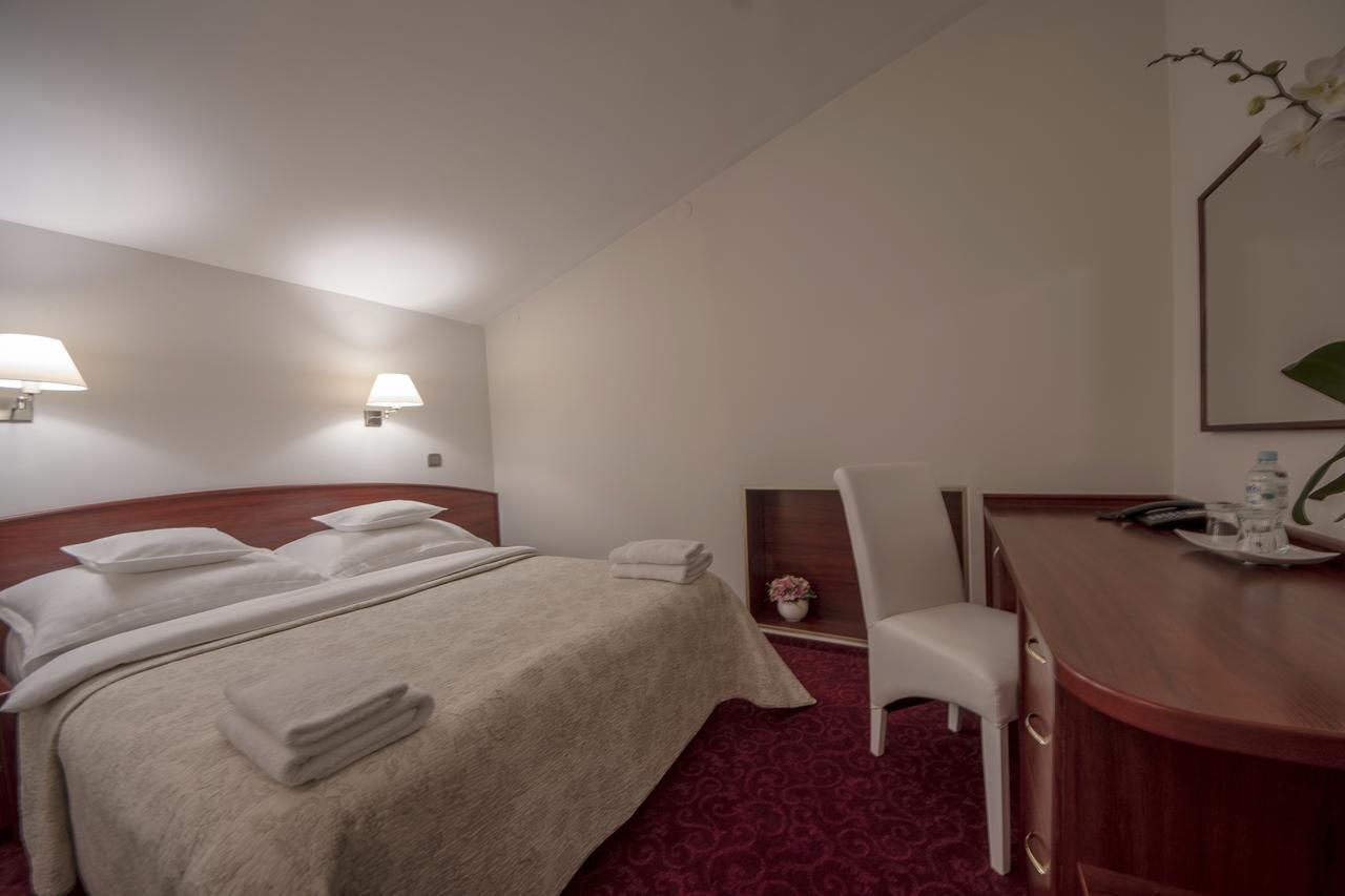Отель Hotel Sara Kolo
